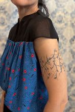 Carica l'immagine nel visualizzatore di Gallery, Plumes à porter organza nera/ azzurra con fiorellini
