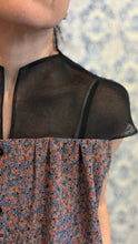 Carica l'immagine nel visualizzatore di Gallery, Plumes à porter organza nera/stampa piccoli fiori
