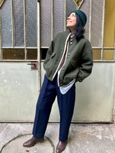 Carica l&#39;immagine nel visualizzatore di Gallery, Classic Bomber verde oliva (ACCONTO DELLA METÀ DI 410)
