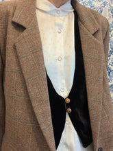 Carica l'immagine nel visualizzatore di Gallery, Gilet Papillon velluto nero liscio
