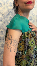 Carica l'immagine nel visualizzatore di Gallery, Plumes à porter organza verde/ fiori verdi

