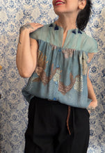 Carica l'immagine nel visualizzatore di Gallery, Plumes à porter organza celeste/viscosa stampa carpe
