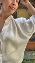 Carica l'immagine nel visualizzatore di Gallery, Camicia Zefiro seta latte e pois
