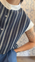 Carica l'immagine nel visualizzatore di Gallery, Dafne in cotone jeans e ricamo a righe con aletta e colletto in seta bianca
