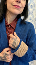 Carica l'immagine nel visualizzatore di Gallery, Cardigan blu mirtillo con polsi beige
