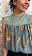 Carica l'immagine nel visualizzatore di Gallery, Plumes à porter organza celeste/viscosa stampa carpe
