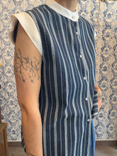 Carica l'immagine nel visualizzatore di Gallery, Dafne in cotone jeans e ricamo a righe con aletta e colletto in seta bianca
