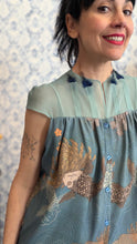 Carica l'immagine nel visualizzatore di Gallery, Plumes à porter organza celeste/viscosa stampa carpe
