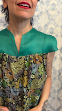 Carica l'immagine nel visualizzatore di Gallery, Plumes à porter organza verde/ fiori verdi
