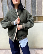 Carica l&#39;immagine nel visualizzatore di Gallery, Classic Bomber verde oliva (ACCONTO DELLA METÀ DI 410)
