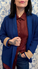Carica l'immagine nel visualizzatore di Gallery, Cardigan blu mirtillo con polsi beige
