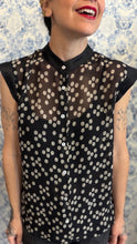 Carica l'immagine nel visualizzatore di Gallery, Camicia Dafne seta nera a fiorellini
