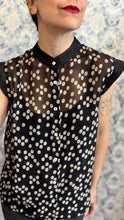 Carica l'immagine nel visualizzatore di Gallery, Camicia Dafne seta nera a fiorellini
