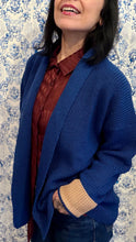 Carica l'immagine nel visualizzatore di Gallery, Cardigan blu mirtillo con polsi beige
