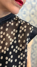 Carica l'immagine nel visualizzatore di Gallery, Camicia Dafne seta nera a fiorellini
