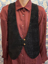 Carica l'immagine nel visualizzatore di Gallery, Gilet Papillon velluto nero lavorato
