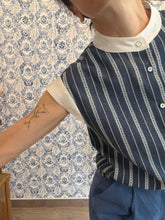 Carica l'immagine nel visualizzatore di Gallery, Dafne in cotone jeans e ricamo a righe con aletta e colletto in seta bianca
