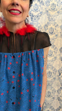 Carica l'immagine nel visualizzatore di Gallery, Plumes à porter organza nera/ azzurra con fiorellini
