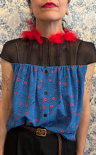 Carica l'immagine nel visualizzatore di Gallery, Plumes à porter organza nera/ azzurra con fiorellini
