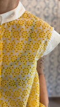 Carica l'immagine nel visualizzatore di Gallery, Dafne cotone bianco e giallo con aletta e colletto in seta bianca
