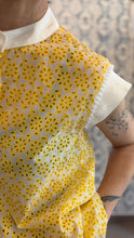 Carica l'immagine nel visualizzatore di Gallery, Dafne cotone bianco e giallo con aletta e colletto in seta bianca
