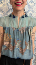 Carica l'immagine nel visualizzatore di Gallery, Plumes à porter organza celeste/viscosa stampa carpe
