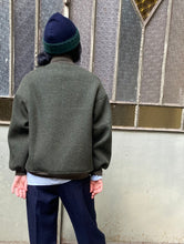 Carica l&#39;immagine nel visualizzatore di Gallery, Classic Bomber verde oliva (ACCONTO DELLA METÀ DI 410)
