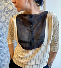 Carica l&#39;immagine nel visualizzatore di Gallery, Blusa Serafina con plastron nero
