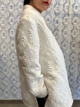 Carica l&#39;immagine nel visualizzatore di Gallery, Giacca/vestaglia damascata bianca
