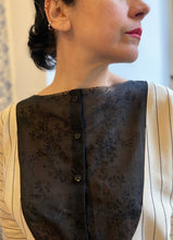 Carica l&#39;immagine nel visualizzatore di Gallery, Blusa Serafina con plastron nero
