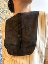 Carica l&#39;immagine nel visualizzatore di Gallery, Blusa Serafina con plastron nero
