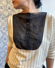 Carica l&#39;immagine nel visualizzatore di Gallery, Blusa Serafina con plastron nero
