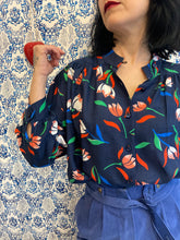 Carica l&#39;immagine nel visualizzatore di Gallery, Camicia pittore blu con tulipani

