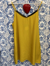 Carica l&#39;immagine nel visualizzatore di Gallery, Sottoveste + culotte in seta gialla con passamaneria nera
