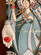 Carica l&#39;immagine nel visualizzatore di Gallery, Santa Pupa bianca/cuore rosso
