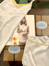 Carica l&#39;immagine nel visualizzatore di Gallery, Sottoveste + culotte seta celeste con passamaneria gialla
