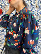Carica l&#39;immagine nel visualizzatore di Gallery, Camicia pittore blu con tulipani
